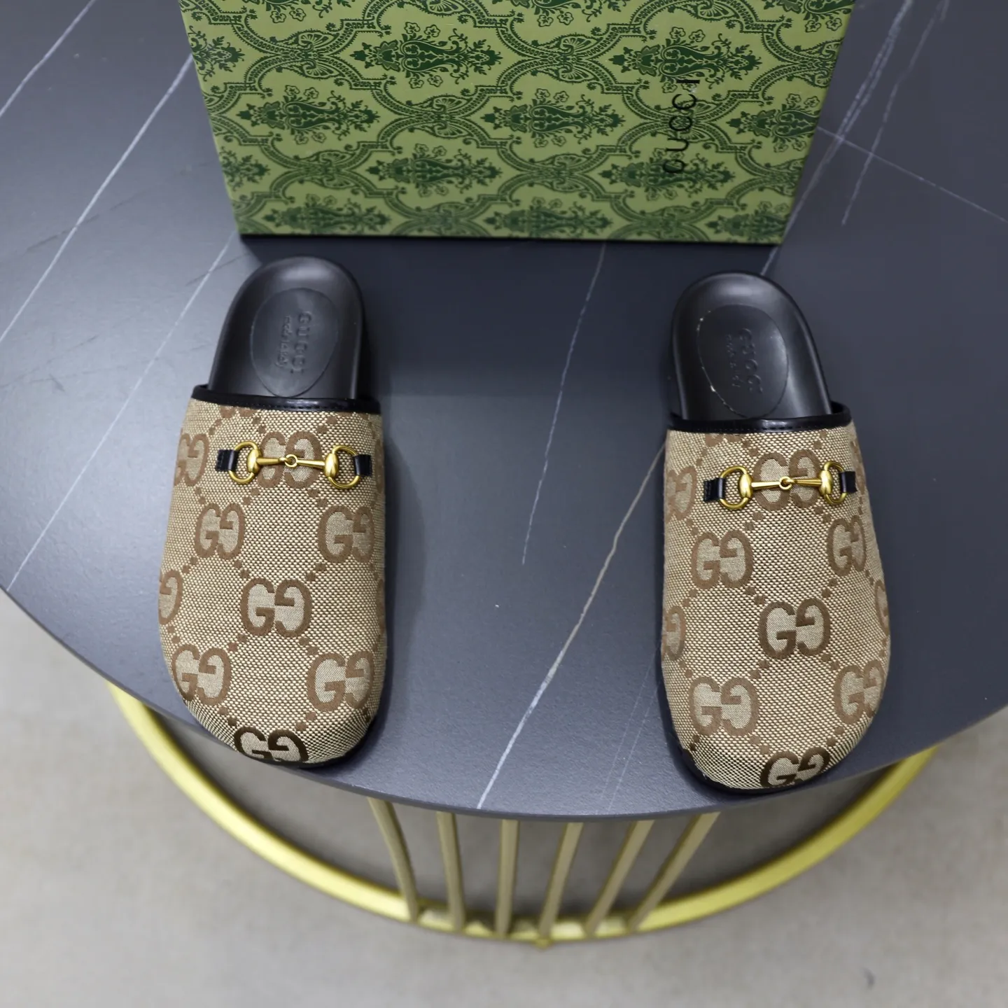 Ex-factory price: 340💰🙅‍♂️🙅‍♂️🙅‍♂️Couple model Brand: GUCCI Standard code: 35-44 (45 customized) Grade: Same as the official website Material: Original leather design Original lightweight wear-resistant molded outsole Style category: Men's fashion sandals Distinguished luxury brand elements Top luxury Color: Actual picture color